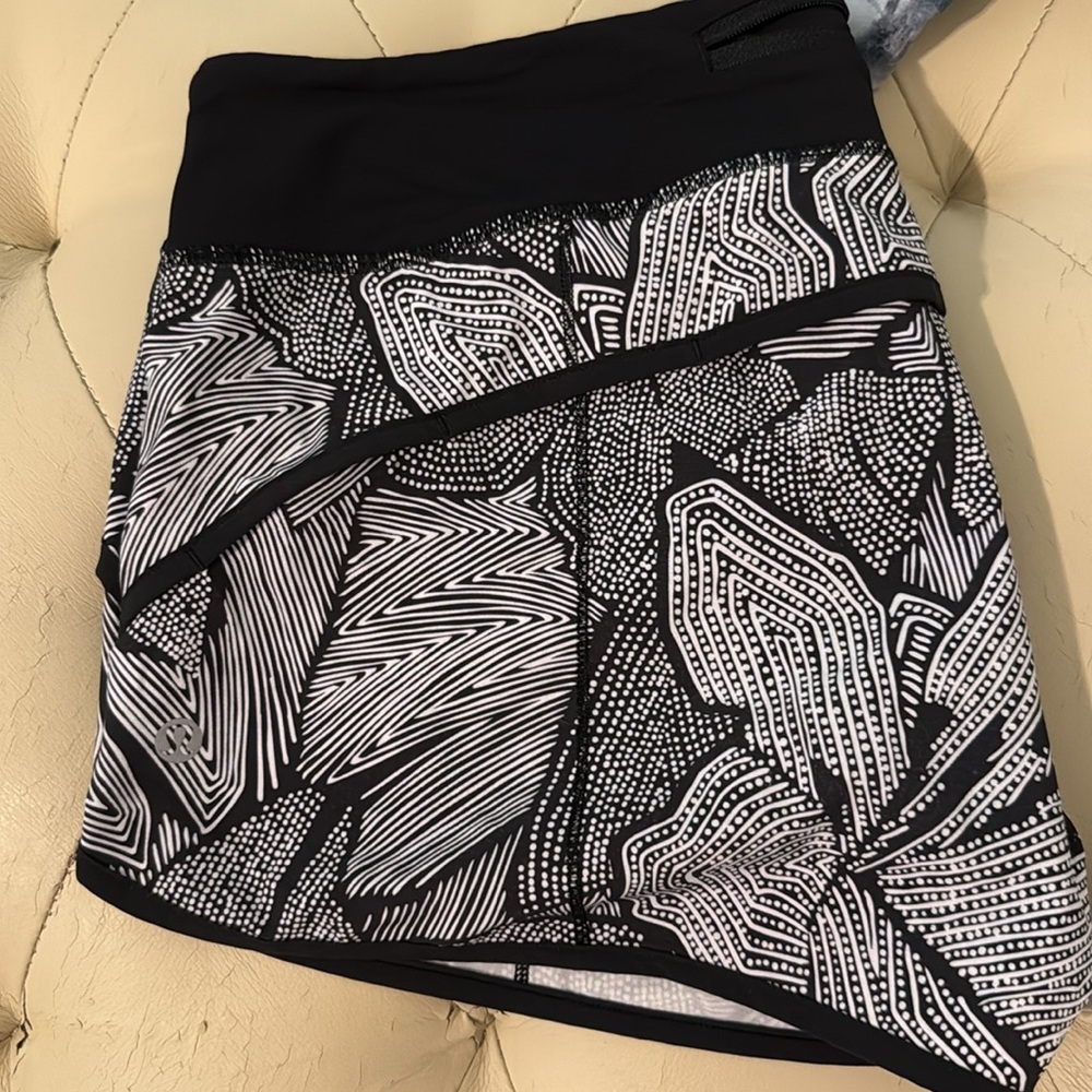Lululemon Shorts Speed Short Dottie Tribe Black & White sz. 8  2.5” - Picture 8 of 8